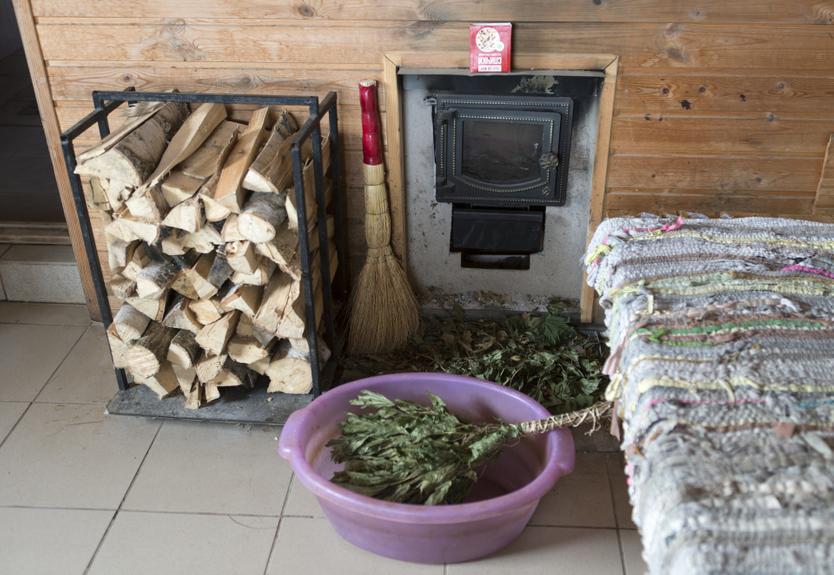 Если вы решили взять с собой веник, особенно ароматный, из шалфея или донника, ваажно, чтобы он не осыпался на камни или в печку, иначе придется все проветривать. Никакого пара не получится