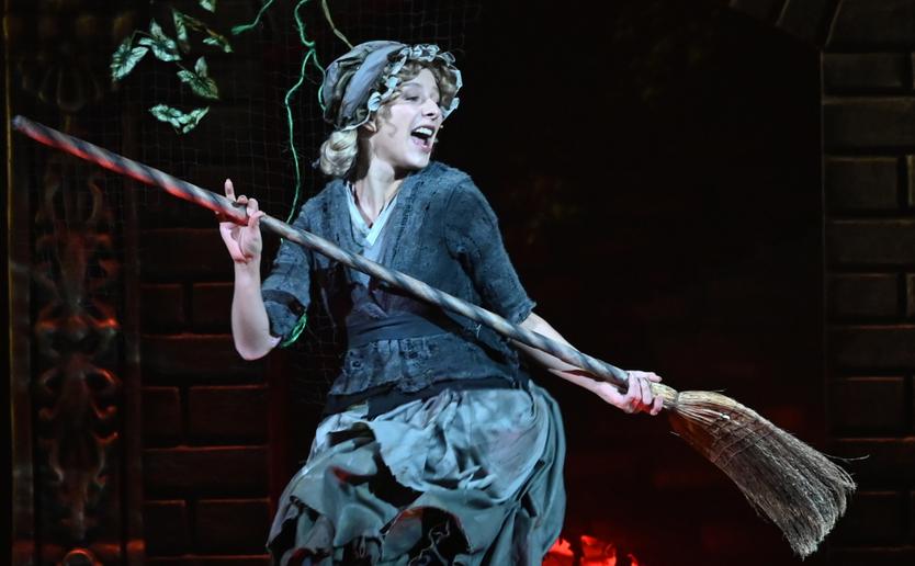 Актриса Елизавета Арзамасова в роли Золушки в спектакле "Золушка" в постановке режиссера Вячеслава Стародубцева по пьесе Евгения Шварца на сцене Московского художественного академического театра имени М. Горького.