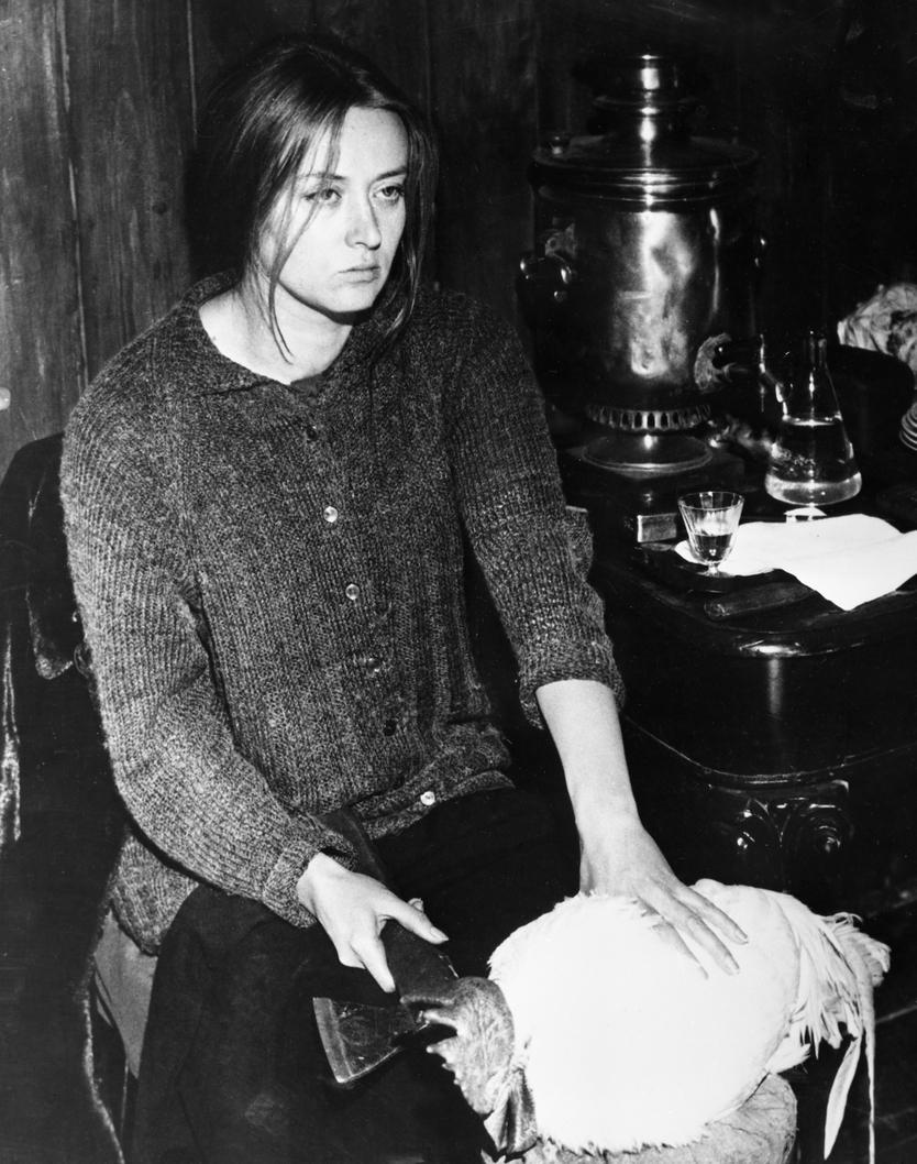 Кадр из фильма "Зеркало" режиссера Андрея Тарковского. Киностудия "Мосфильм". Актриса Маргарита Терехова в роли Марии.