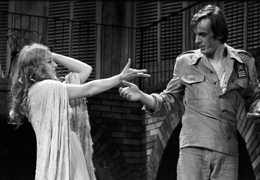 Спектакль "Передышка в Арко Ирис" по пьесе Димитра Димова на сцене Московского академического театра имени Моссовета (постановка Стефана Стайчева). Георгий Тараторкин в роли капитана Эстанислао Браво и Маргарита Терехова в роли Инес Монтеро.