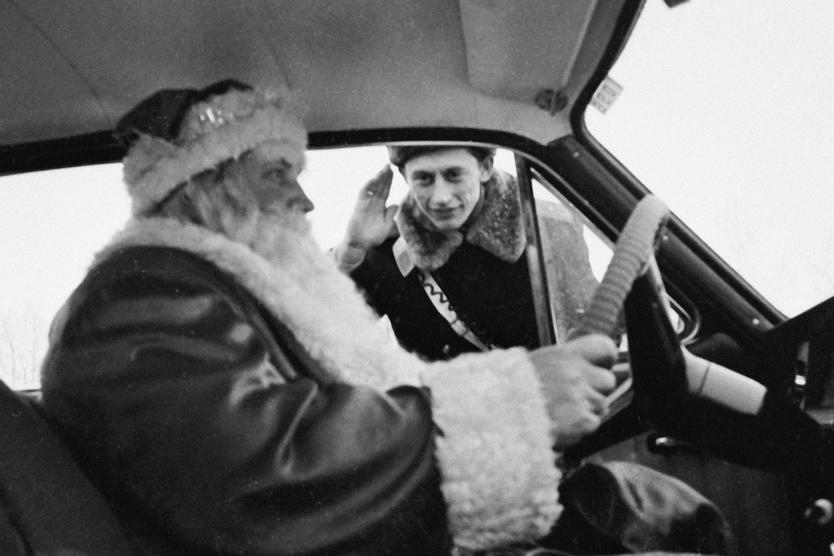 Инспектор ГИБДД города Москвы остановил машину с человеком, наряженным в костюм Деда Мороза.