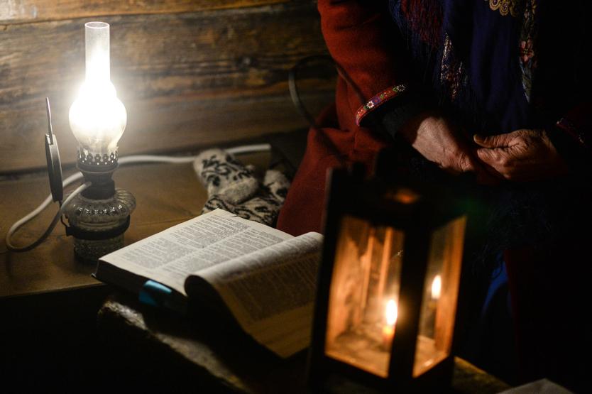 Гадали  обычно в бане или в ином темном помещении, где достучаться до тонкого мира было проще