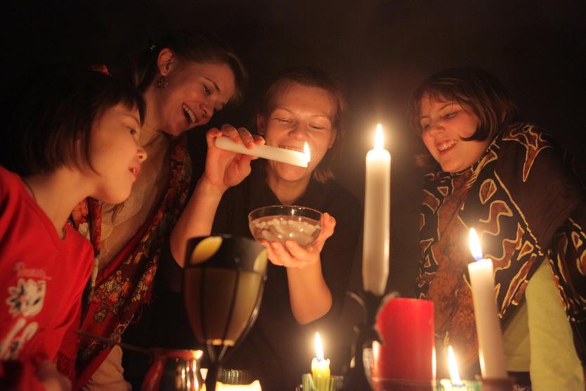 Гадание на воске всегда было одним из самых простых и самых популярных