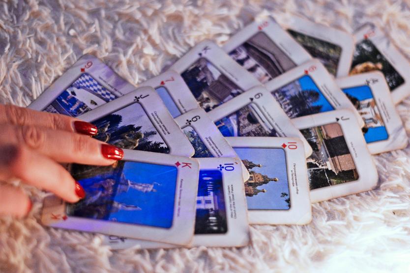 Одним из самых популярных городских способов узнать свою судьбу было гадание на картах