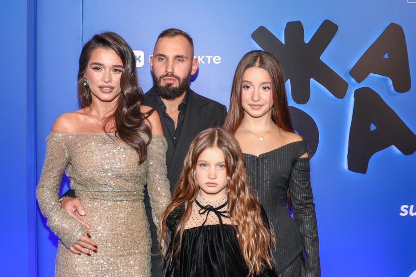 Ксения Бородина (слева) с мужем и дочерьми