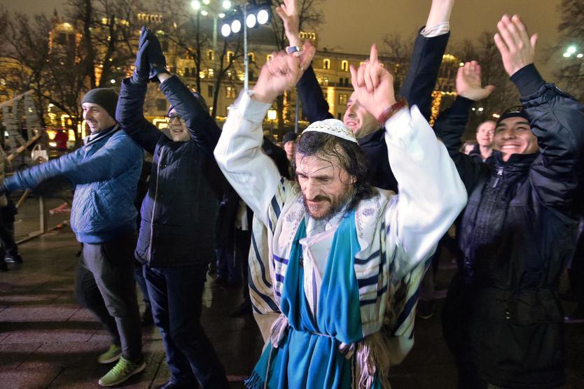 Для многих иудеев, живущих в России, возможность праздовать Хануку открыто и публично до сих пор выглядит настоящим чудом