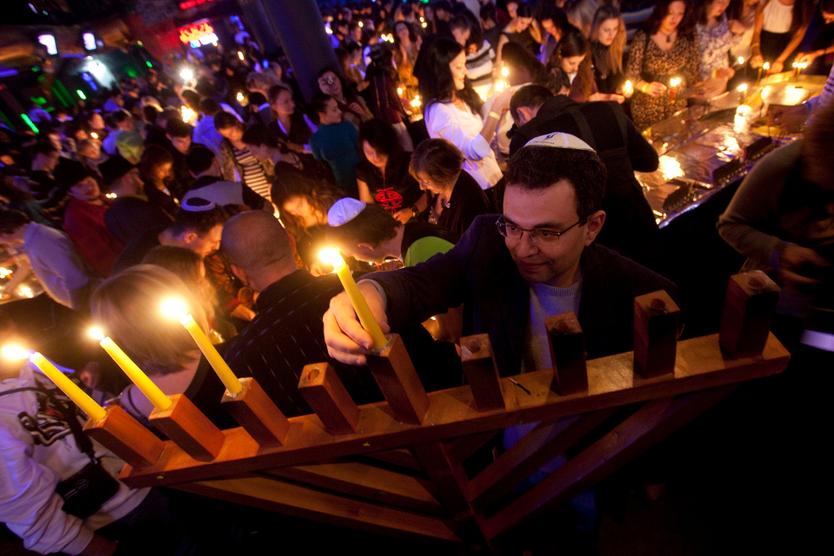 Хануку будут праздновать во всех синагогах и во всех иудейских домах. Главная идея праздника в том, что свет всегда побеждает тьму