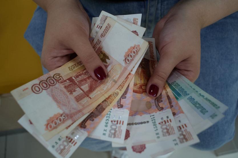 Рост зарплат и пенсий, новые налоговые правила и подорожавший развод. Какие изменения ждут жителей столицы с 1 января 2025 года?