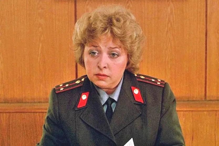 «Если жизнь воспринимать серьезно, можно с ума сойти». Актриса Анна Фроловцева — о сериале «Воронины», Эльдаре Рязанове, Борисе Невзорове и любви