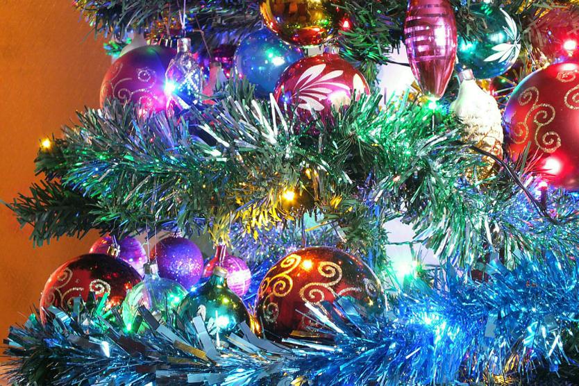 Большинство новогодних пожаров связаны с елками и гирляндами