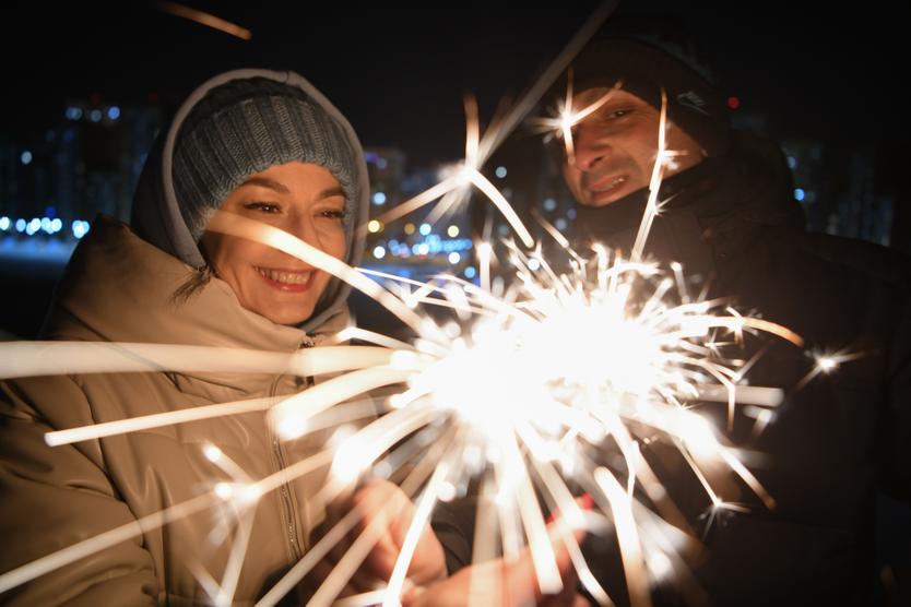 Бенгальские огни и свечи нужно зажигать далеко от легковоспламеняющихся материалов и не позволять это делать детям без присмотра взрослых
