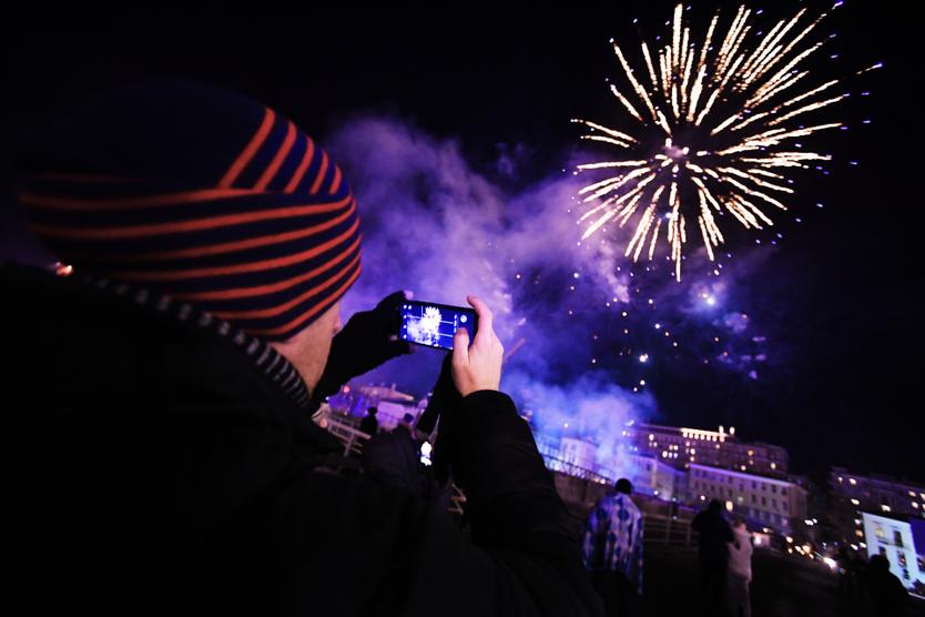 Не стоит запускать фейерверк рядом с деревьями, зданиями, машинами и другими объектами, которые могут легко загореться. Также не стоит устраивать салют, если рядом много людей и животных