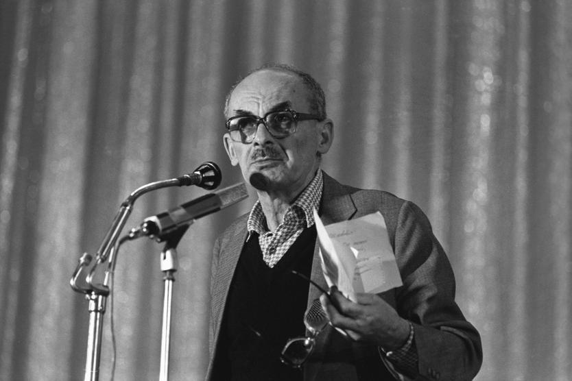 Поэт и писатель, композитор, бард Булат Шалвович Окуджава