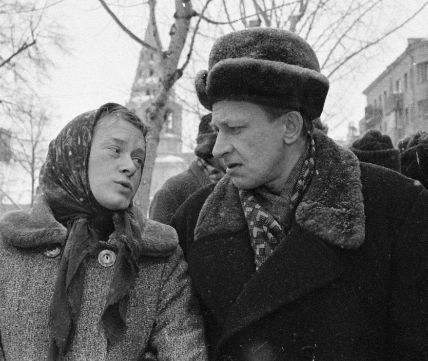 Актеры Евгений Евстигнеев (справа) и Валентина Талызина (слева) в главных ролях на съемках кинокомедии «Зигзаг удачи».