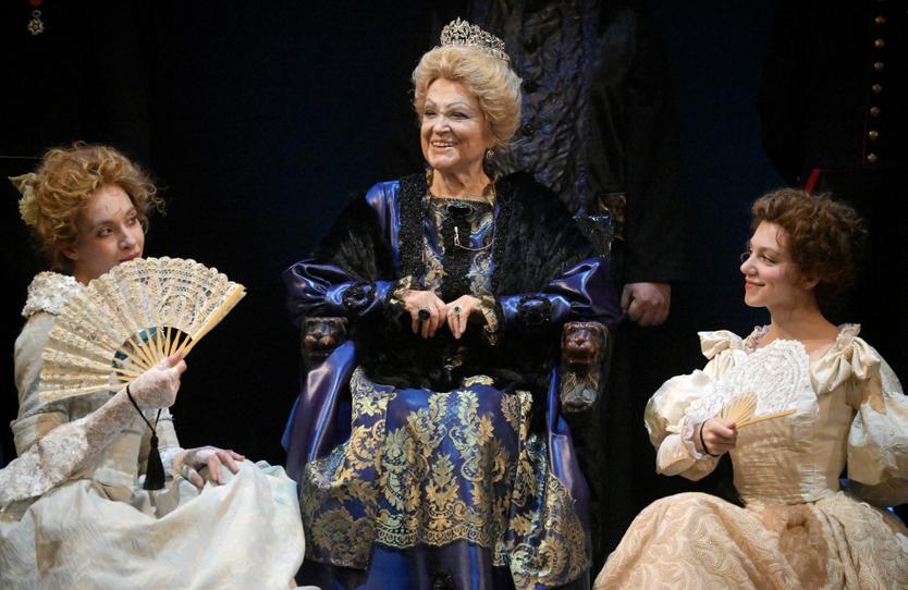 Актриса Валентина Талызина в роли графини Анны Федотовны (в центре) в сцене из спектакля «Пиковая дама» в постановке режиссера Игоря Яцко по одноименной повести А. С. Пушкина в Театре Моссовета в Москве