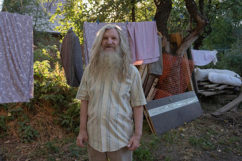 Валерий Аникеев во дворе своего дома