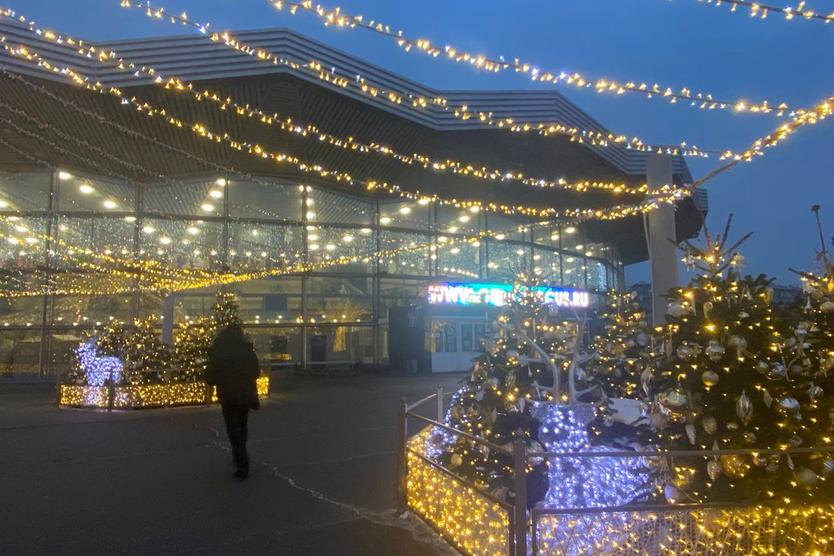 Новогоднее украшение территории Большого Московского цирка