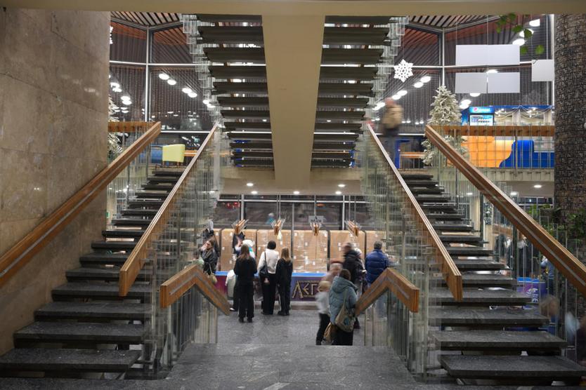 Вид на зону гардеробов из фойе цирка