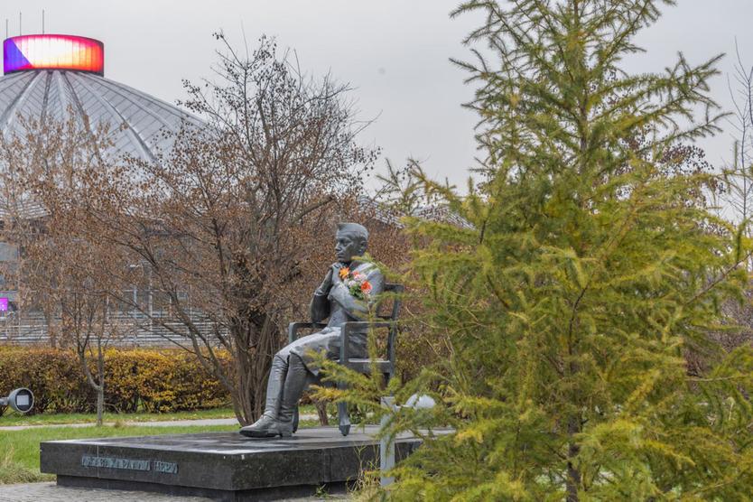 Вид на купол Большого Московского цирка от памятника Джавахарлалу Неру