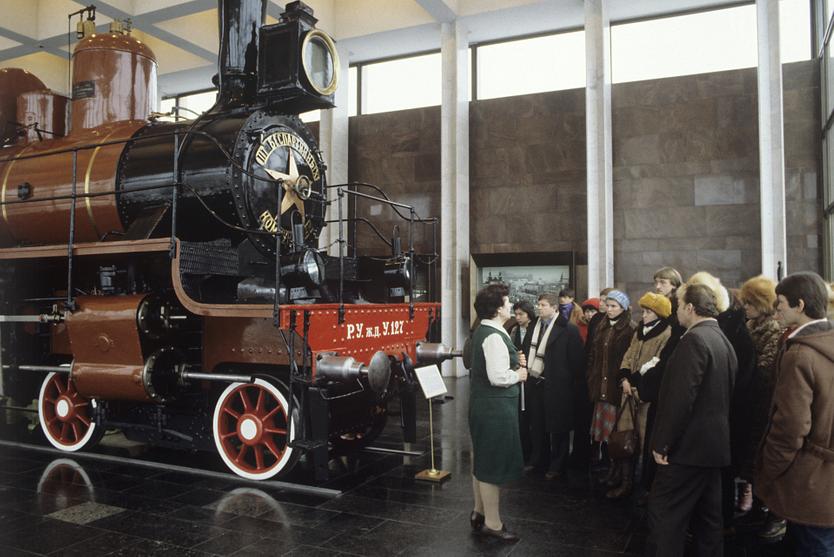 Филиал Центрального музея В. И. Ленина. Павильон-музей «Траурный поезд В.И. Ленина», расположенный около Павелецкого вокзала в Москве. Траурный поезд (паровоз У-127 и багажный вагон № 1691), который в 1924 году доставил тело Ленина в Москву. 1982 год