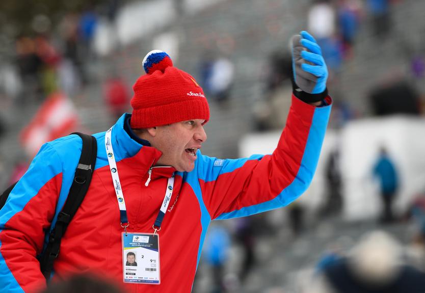 Телеведущий Дмитрий Губерниев во время церемонии награждения призеров гонки преследования среди мужчин на шестом этапе Кубка мира по биатлону в итальянской Антерсельве