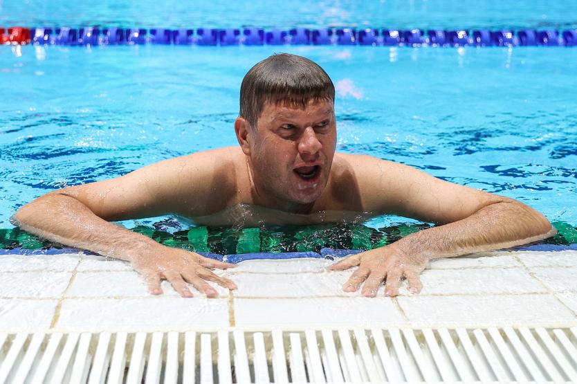 Россия. Республика Татарстан. Казань. Дворец водных видов спорта. Комплексные международные соревнования по водным видам спорта «Игры дружбы». Заплыв звезд. Смешанная эстафета. Вольный стиль 4х50 м. Телеведущий Дмитрий Губерниев во время заплыва