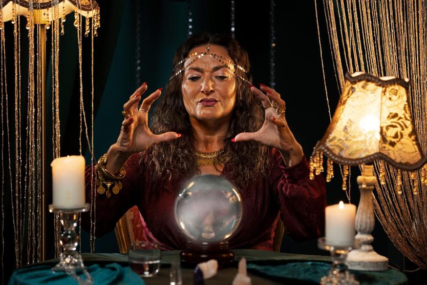 В сети уже появились объявления о поиске штатных тарологов в различные компании, но пока это экзотика