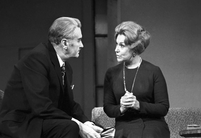 Спектакль «Странная миссис Сэвидж» в Театре имени Моссовета, 1972 год. В роли миссис Сэвидж — народная артистка СССР Любовь Орлова, в роли доктора Эмметта — народный артист РСФСР Константин Михайлов