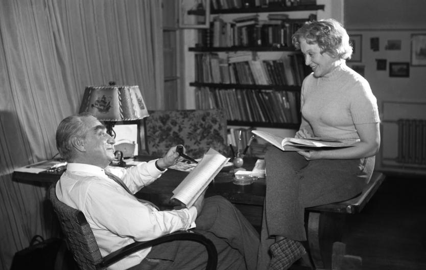 Советская киноактриса, актриса Театра имени Моссовета, народная артистка СССР Любовь Орлова с мужем, народным артистом СССР Григорием Александровым за чтением сценария