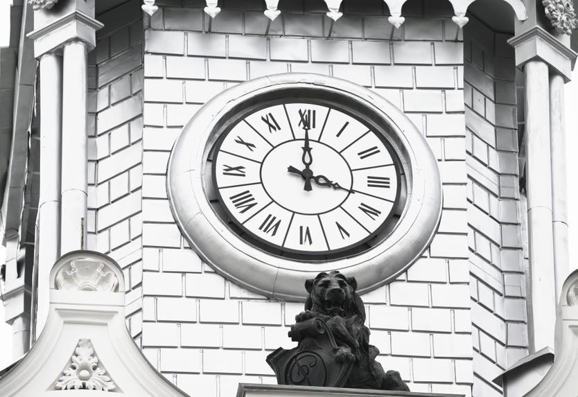 Часы на башне здания страхового общества «Россия»