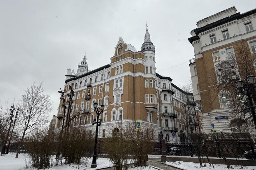 Вид на два корпуса  дома страхового общества «Россия» со стороны Сретенского бульвара. По замыслу архитектора декоративные башни копируют кремлевские