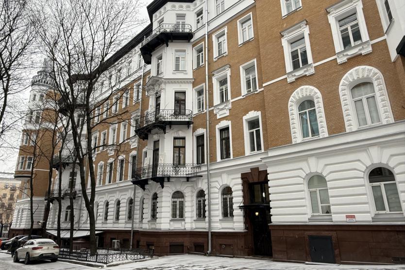 Вид на второй корпус дома страхового общества «Россия» со стороны двора между двумя его корпусами