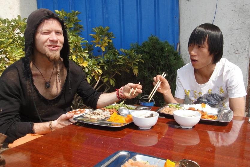 Петр Нестеров с Тин Наном, барабанщиком Tribal trip. Китай, 2011 год