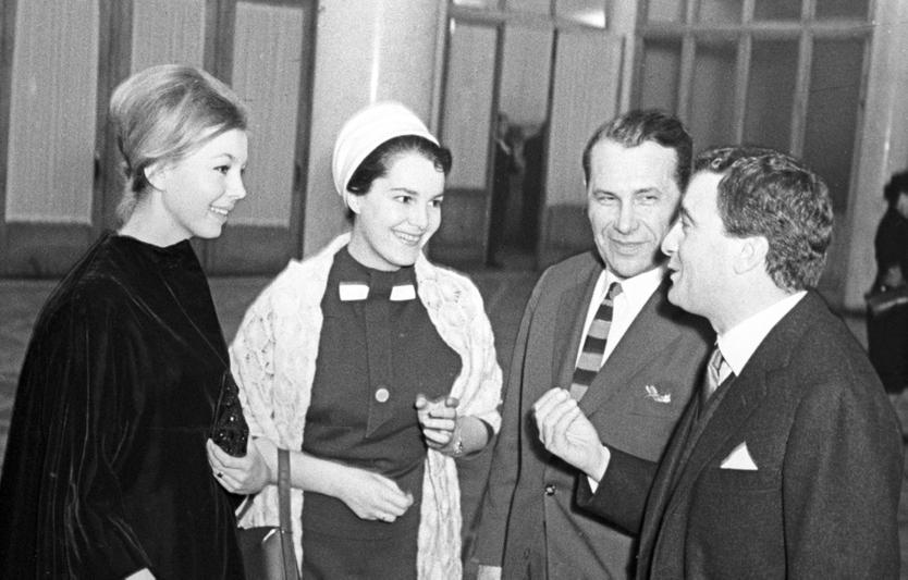 Актеры Гордана Милетич, Элина Быстрицкая, Марк Бернес и кинорежиссер Джузеппе де Сантис в Центральном доме кинематографистов