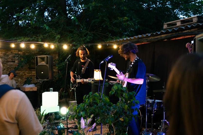 «Пилотом я работаю четыре месяца в году». История летчика, работавшего в пекарне, но влюбившегося в гитару