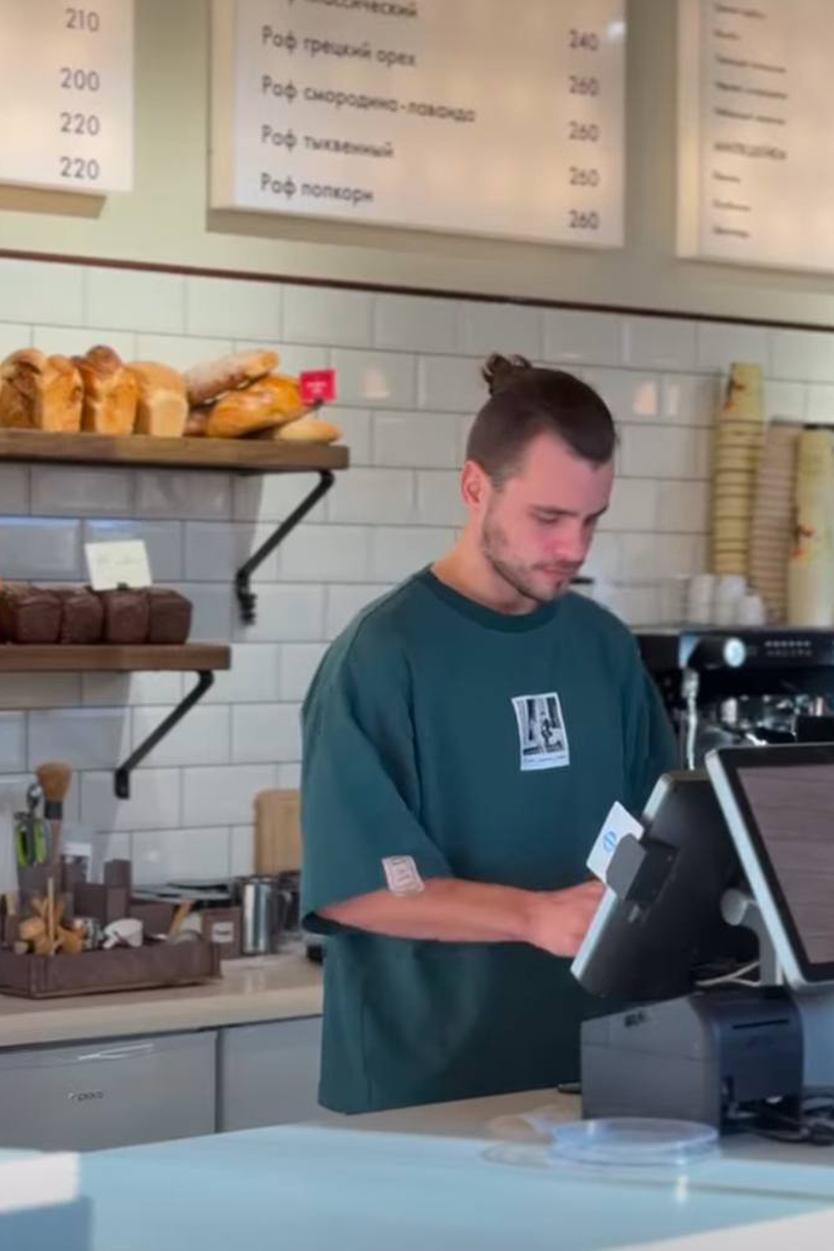 «Пилотом я работаю четыре месяца в году». История летчика, работавшего в пекарне, но влюбившегося в гитару