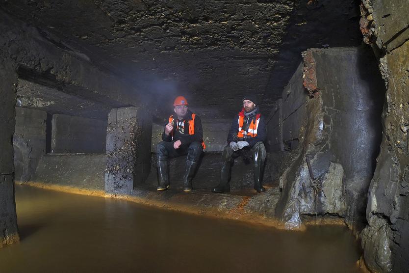 Коллектор реки Напрудной. Слева — Даниил Давыдов