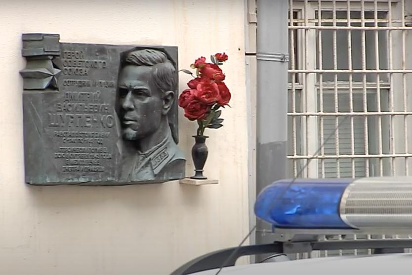 На стене новостройки обнаружен барельеф давно погибшему солдату. Почему в этом нет ничего странного?