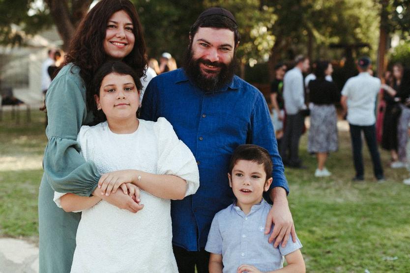 Эстер и Аба Довид со своими детьми