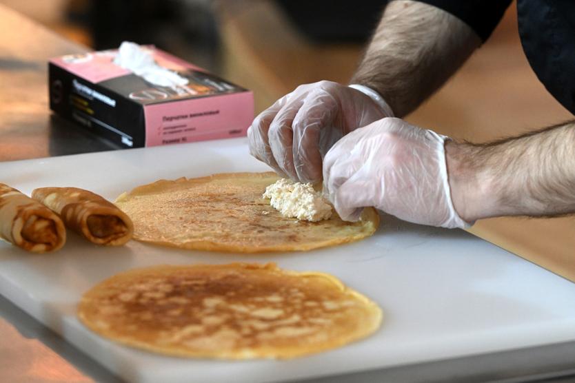 Отметить Масленицу стало дороже. Как выросли цены на блины за последний год, и какие начинки стали хитом сезона?
