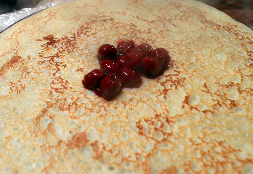 Отметить Масленицу стало дороже. Как выросли цены на блины за последний год, и какие начинки стали хитом сезона?