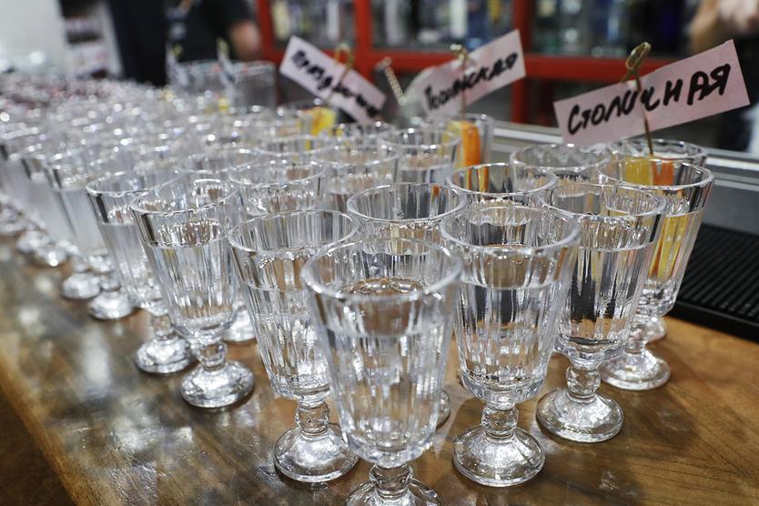 «Можно выпить пару рюмок, съесть бутерброд и запить пенным». Назван средний чек посещения рюмочной в Москве.