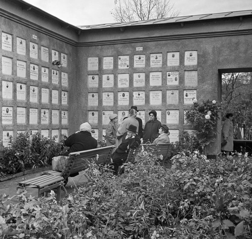 Москвичи усопших родственников у стены колумбария Первого московского крематория (Донской крематорий) на территории Нового Донского кладбища в Москве.
