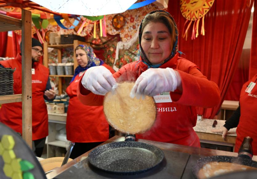Владелец популярной блинной раскрыл рецепт правильных блинов. Придется ли сильно потратиться на Масленицу?