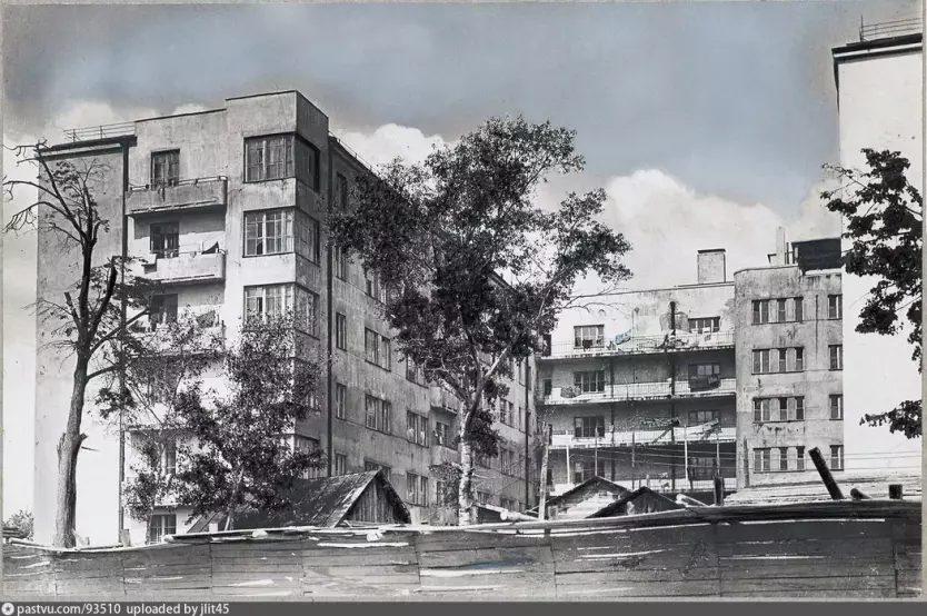 «Хоро-о-шую конюшню для комиссаров построили!» Дом, в котором жил Юрий Гагарин, могут снести