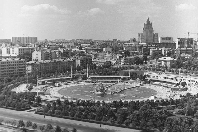 «Из адовой кастрюли пар валит». Москвичи вспомнили бассейн на месте Храма Христа Спасителя