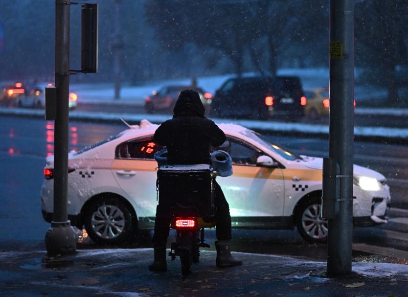 «Сколько еще нужно жертв?» Москвичи массово жалуются на курьеров на электромопедах