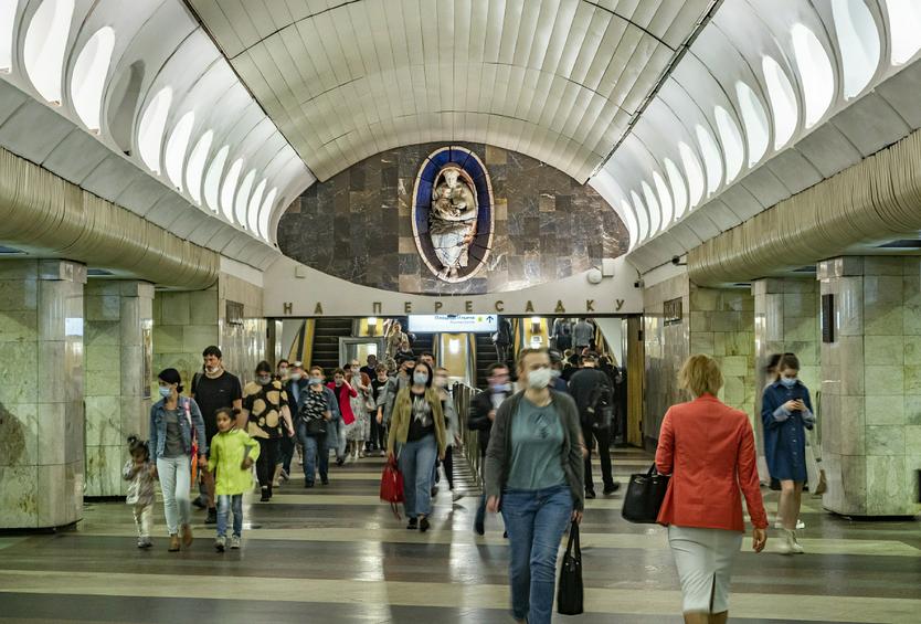 Фигурки мальчиков в метро внезапно рассорили москвичей