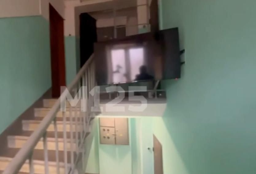 Москвичи устроили в подъезде зону отдыха со всеми удобствами. В соцсетях им пригрозили пожарными