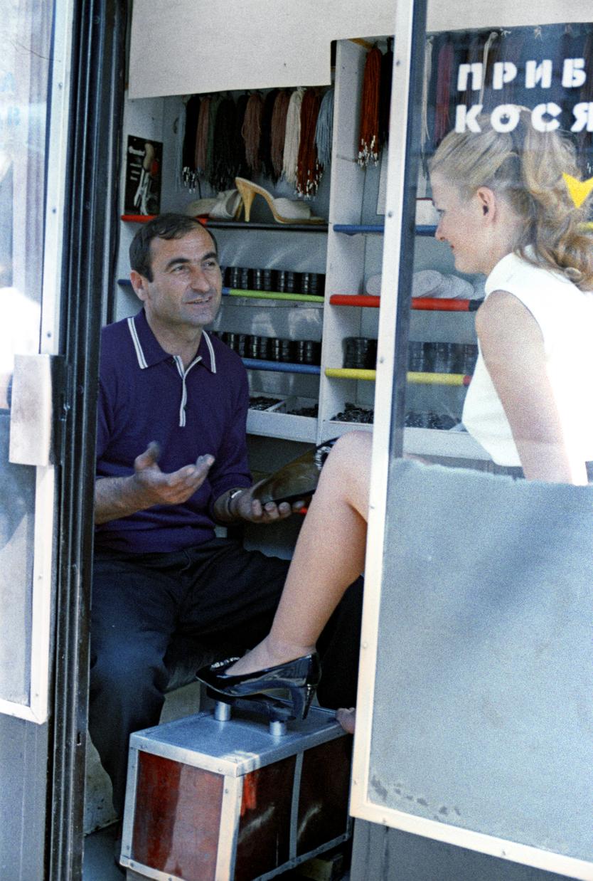 «Стоишь на одной ноге, а вторую туфлю тебе приводят в порядок». В соцсетях вспомнили московских чистильщиков обуви — айсоров